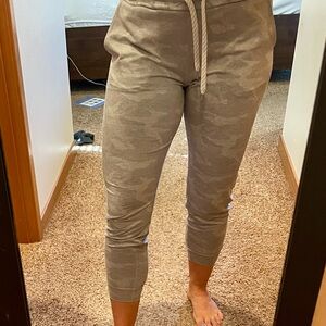 Vuori performance joggers